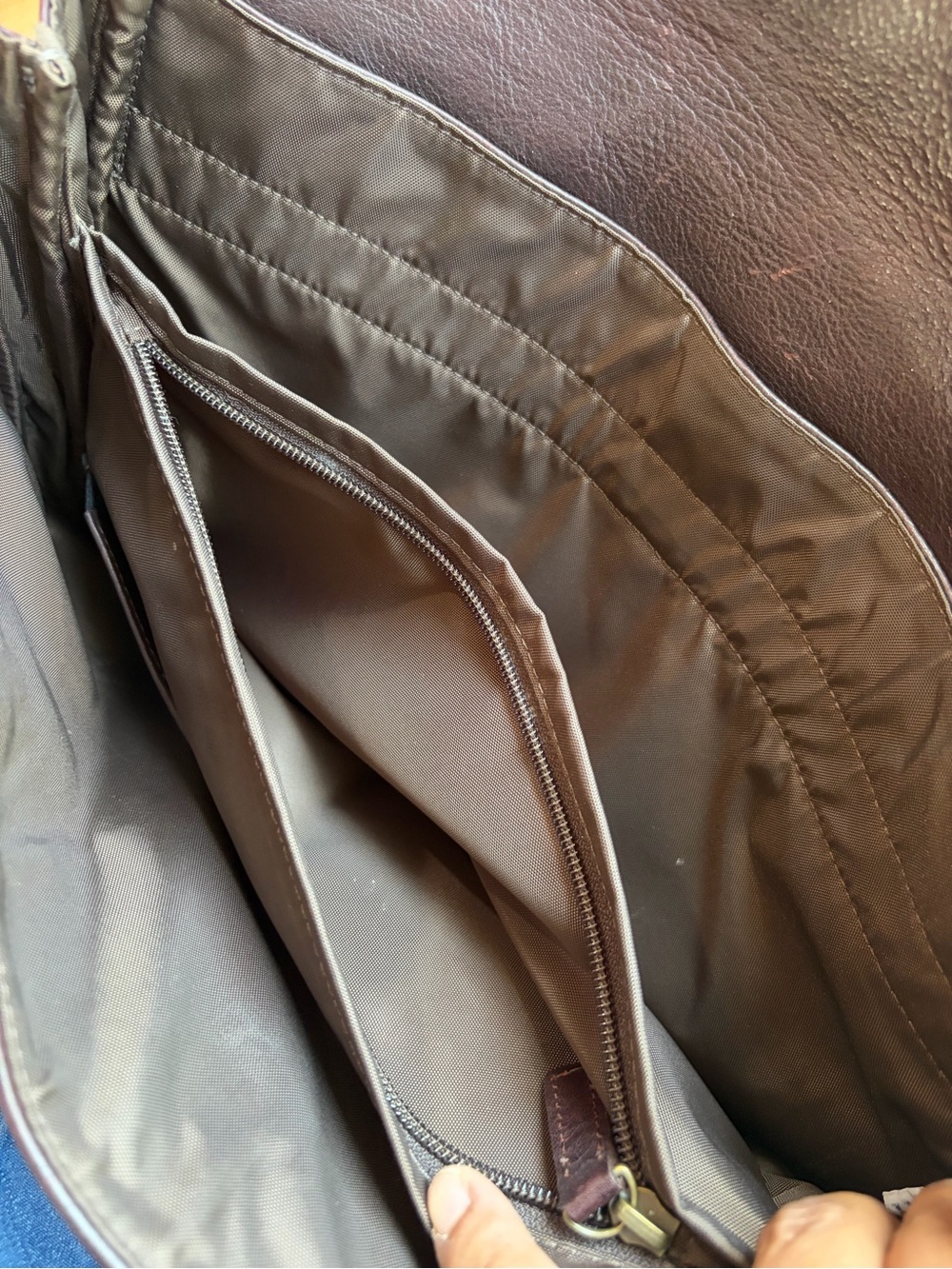Allen Edmonds dark brown grained leather messenger bag made in the USA - Picture 10 of 12